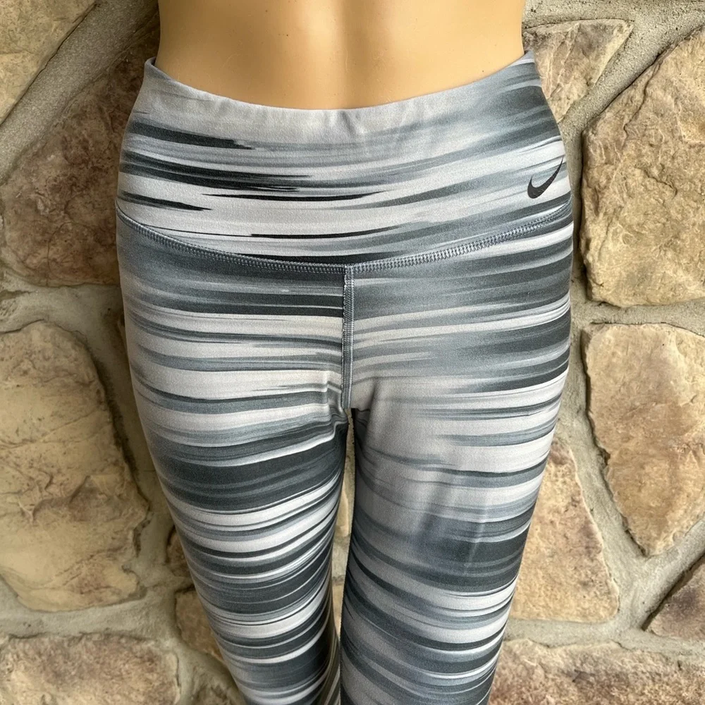 NIKE | Dri-Fit Athletic Workout Leggings - Capri Length